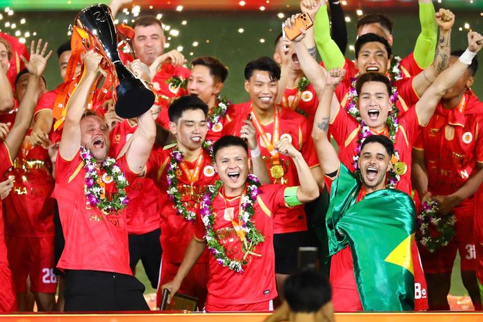 Nguyễn Quang Hải cùng CLB Công an Hà Nội ăn mừng vô địch V.League 2025/26. Ảnh: Minh Chiến.