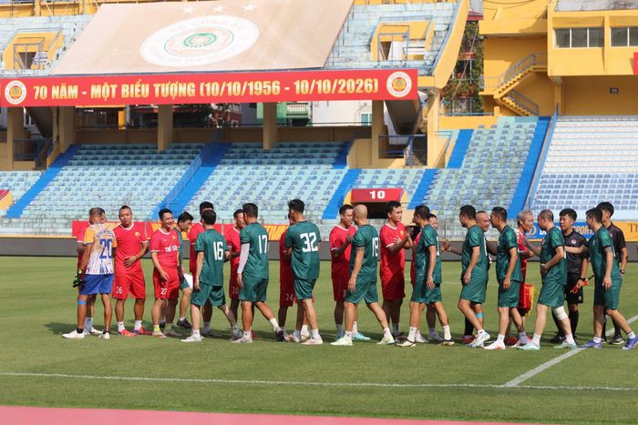 Trận đấu giữa đội cựu cầu thủ Công an Hà Nội và cựu cầu thủ Thể Công.