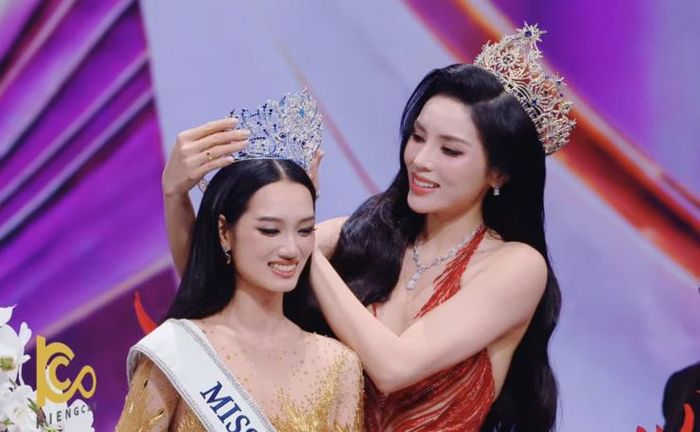 Giây phút công bố kết quả chung kết cuộc thi, tối 2.10, Quỳnh Anh xúc động khi hoa hậu Nguyễn Cao Kỳ Duyên trao lại vương miện cho cô