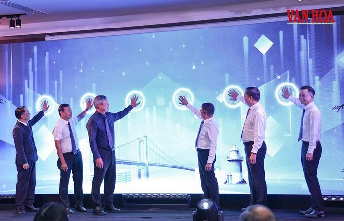 Lãnh đạo UBND TP. Đà Nẵng cùng các đại biểu thực hiện nghi thức khai mạc Lễ hội Đổi mới sáng tạo Sơn Trà năm 2026