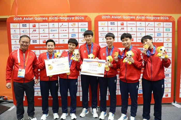 Trưởng đoàn Thể thao Việt Nam tại ASIAD Nguyễn Hồng Minh trao thưởng của Hiệp hội thể thao CAND và Tập đoàn T&T cho 2 VĐV thuộc biên chế ngành CAND