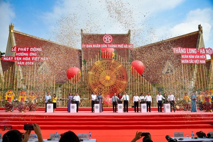 Các đại biểu thực hiện nghi thức phát động các hoạt động hưởng ứng “Ngày Văn hóa Việt Nam” tại Hà Nội năm 2026