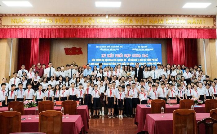Các học sinh và giáo viên giảng dạy tiếng Trung tại chương trình khai giảng. Ảnh: N.T