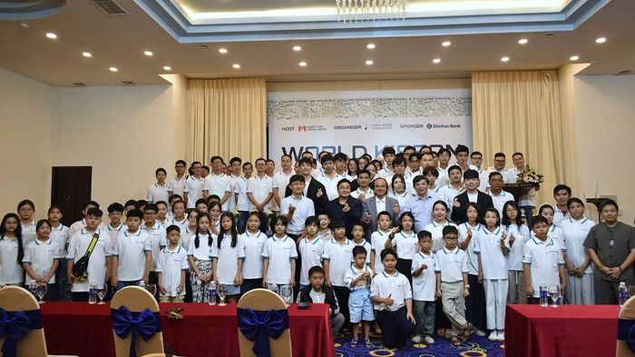Ban tổ chức và các kỳ thủ chụp ảnh lưu niệm tại Lễ khai mạc