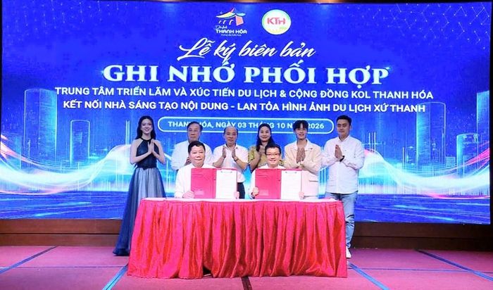 Đại diện Trung tâm Triển lãm và Xúc tiến Du lịch tỉnh Thanh Hóa và Cộng đồng KOL Thanh Hóa ký Biên bản ghi nhớ phối hợp
