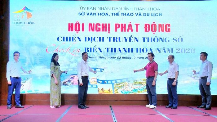 Các đại biểu thực hiện nghi thức phát động Cuộc thi ảnh, video trải nghiệm du lịch biển Thanh Hóa năm 2026