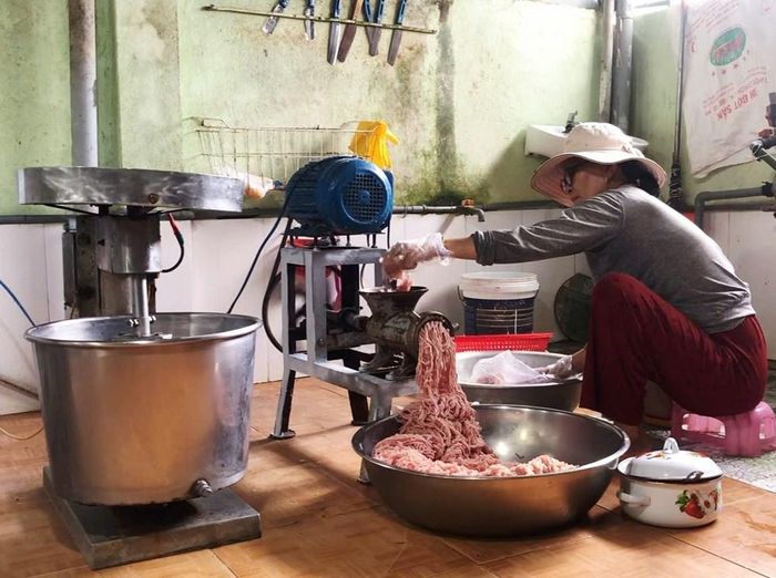 Thịt cá sau khi lọc xương được đưa vào máy xay, quết để tạo độ dai