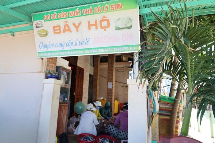 Một cơ sở trên địa bàn Lý Sơn chế biến chả cá từ nguồn cá tươi, góp phần nâng giá trị sản vật biển và tạo thêm sinh kế cho người dân