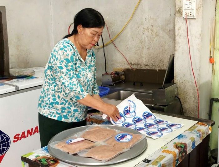 Sản phẩm chả cá Lý Sơn được đóng gói, dán nhãn để đưa ra thị trường