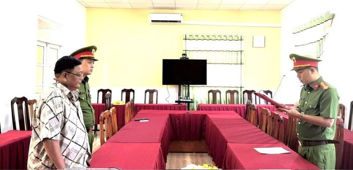Cơ quan Cảnh sát điều tra tống đạt các quyết định đối với ông Võ Tấn Đạt. Ảnh: Công an TP. Cần Thơ