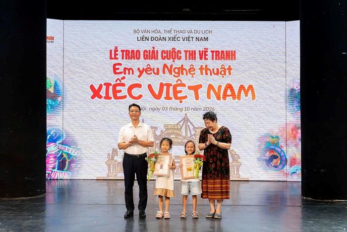 Ban Tổ chức trao giải cho các tác giả nhí có tác phẩm xuất sắc về nghệ thuật xiếc