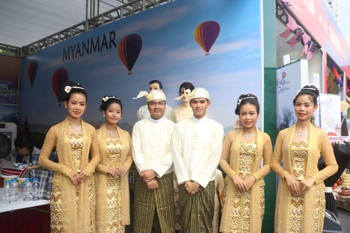 Kyaw Swar Win (thứ ba từ trái qua) cùng các thành viên Đoàn Nghệ thuật Văn hóa Myanmar chụp ảnh tại gian hàng