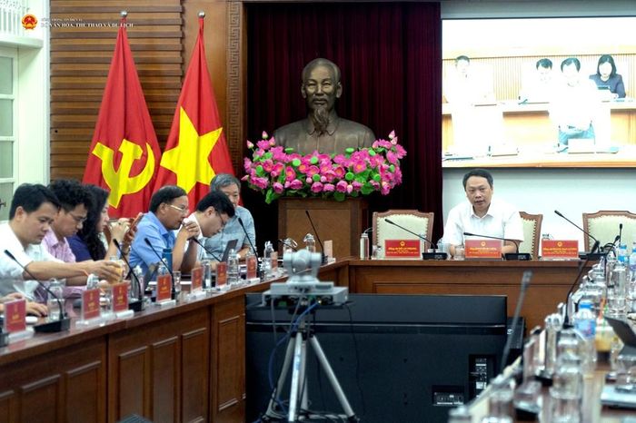 Tại điểm cầu Bộ VHTTDL, Ủy viên dự khuyết Ban Chấp hành Trung ương Đảng, Thứ trưởng Nguyễn Huy Dũng chủ trì Hội nghị với sự tham dự của lãnh đạo các cơ quan, đơn vị thuộc Bộ