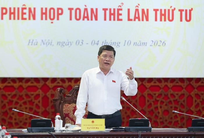 Phó Chủ nhiệm Ủy ban Văn hóa và Xã hội Tạ Văn Hạ trình bày báo cáo thẩm tra