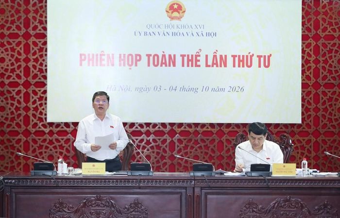 Phó Chủ nhiệm Ủy ban Văn hóa và Xã hội Tạ Văn Hạ trình bày báo cáo thẩm tra