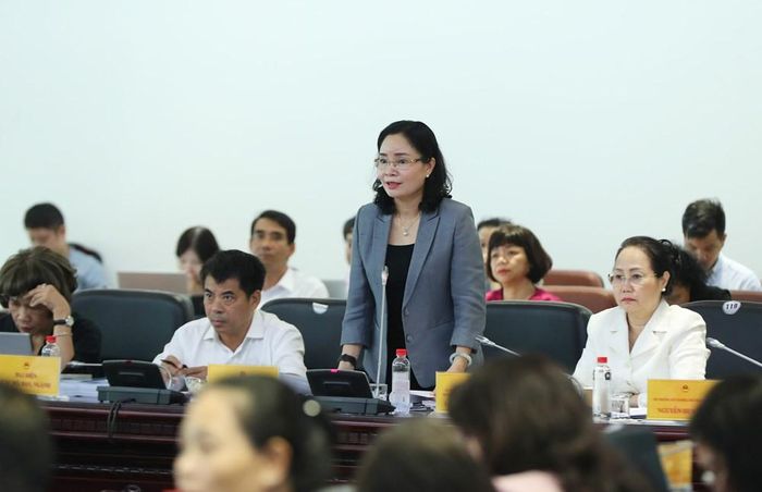 Thứ trưởng Bộ VHTTDL Trịnh Thị Thủy báo cáo tại phiên họp