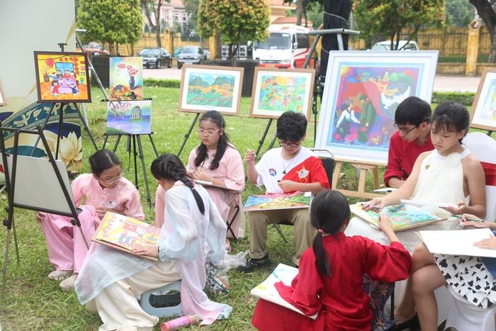 Các em thiếu nhi tham gia triển lãm