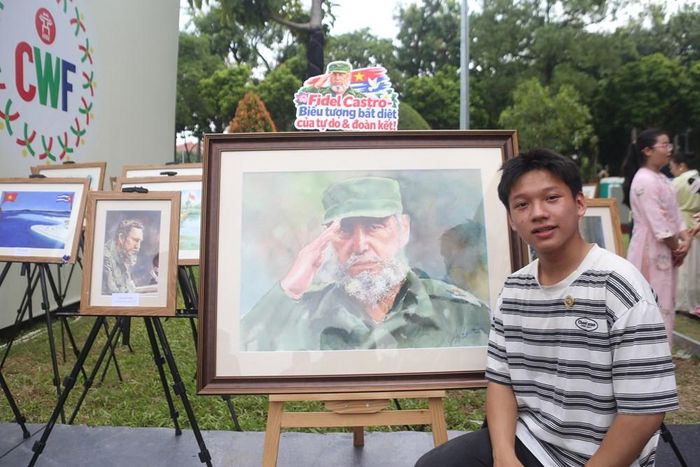 Em Nguyễn Đăng Hải Nam bên bức tranh Lãnh tụ Fidel Castro