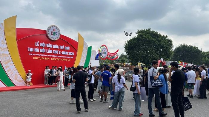 Diễn ra trong 4 ngày, Lễ hội Văn hoá thế giới tại Hà Nội lần thứ hai thu hút số lượng lớn du khách ghé thăm