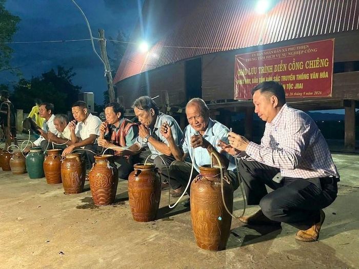 Người dân và du khách thưởng thức rượu cần trong chương trình trình diễn cồng chiêng và ẩm thực truyền thống tại thôn Plei Kte, xã Phú Thiện