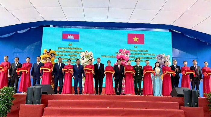 Các đại biểu thực hiện nghi thức cắt băng khai trương cặp Cửa khẩu quốc tế Khánh Bình - Chrey Thom