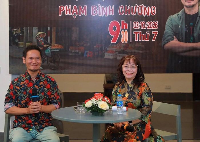 Hoạ sĩ Phạm Bình Chương (trái) tại cuộc trò chuyện