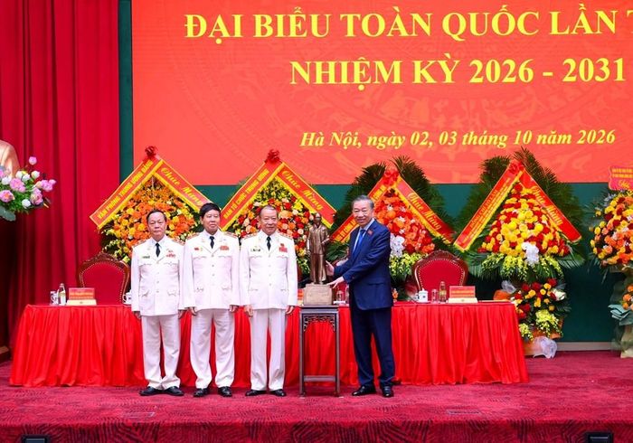 Tổng Bí thư, Chủ tịch nước Tô Lâm trao bức tượng Bác Hồ tặng Hội Cựu Công an nhân dân Việt Nam