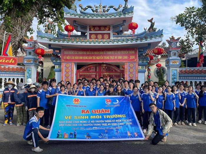 Học sinh tham gia vệ sinh, chỉnh trang khuôn viên đình Nguyễn Trung Trực