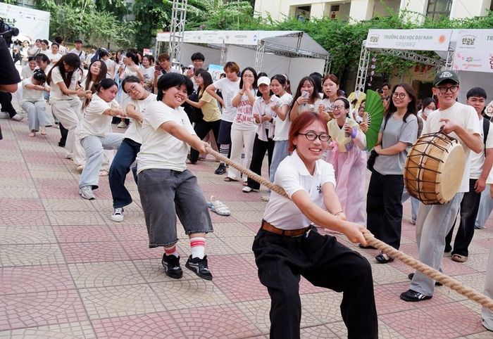 Các hoạt động trải nghiệm văn hóa và trò chơi tương tác thu hút đông đảo người trẻ tại Quảng trường Nhân văn