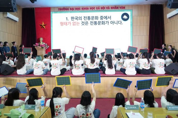 Đông đảo học sinh, sinh viên tham dự Ngày hội chữ Hàn Hangeulnal 2026