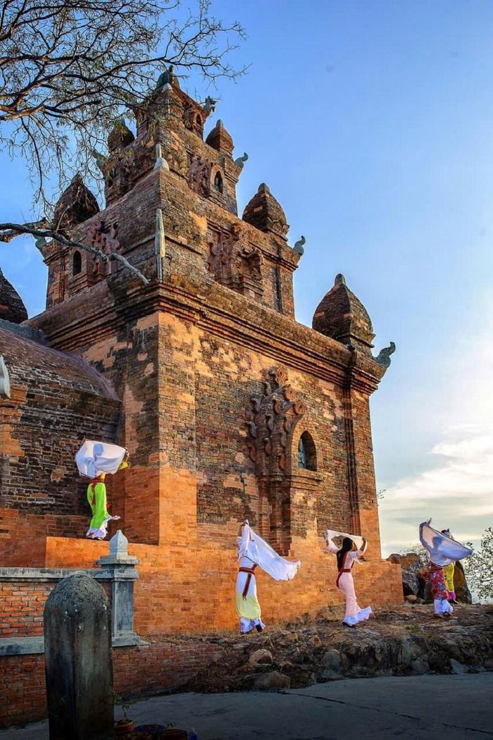 Từ những nghi lễ tại tháp Pô Klong Garai, Pô Rômê đến không gian làng gốm Bàu Trúc, các giá trị văn hóa Chăm được kể bằng nhiều hình thức, gắn với cả di sản vật thể và di sản phi vật thể