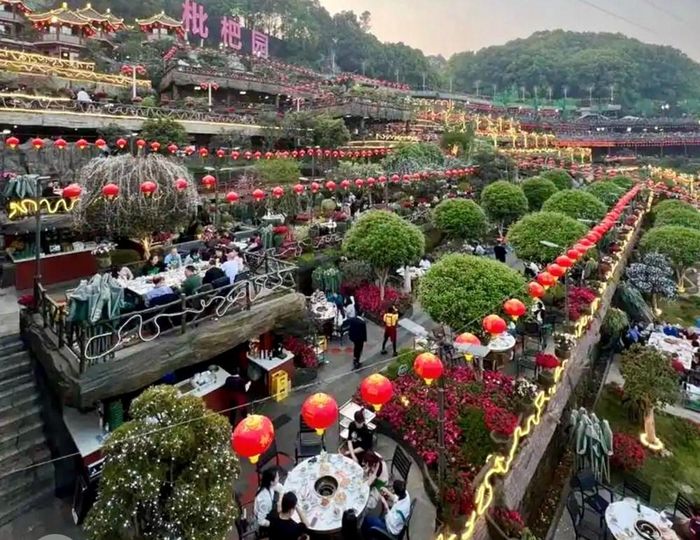 Nhiều người trẻ Trung Quốc chi tiền để tìm người ăn lẩu cùng