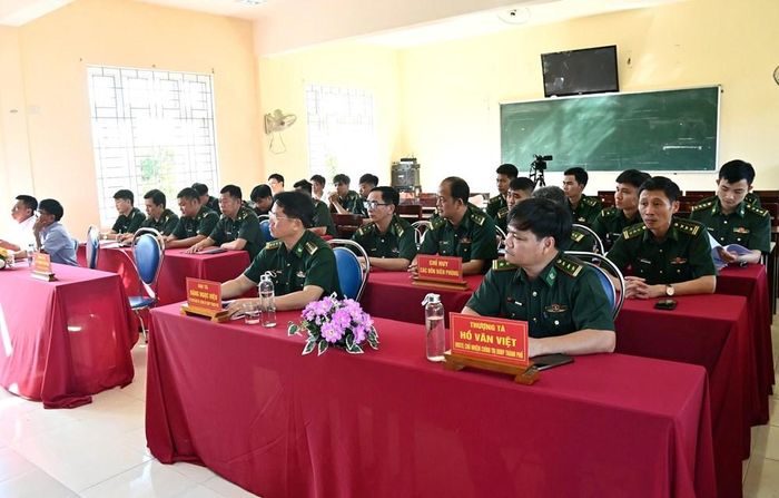 Khóa bồi dưỡng tiếng dân tộc thiểu số Pa Cô - Tà Ôi có sự tham gia của các chiến sĩ Bộ đội Biên phòng công tác trên tuyến biên giới đất liền của TP. Huế. Ảnh: VT
