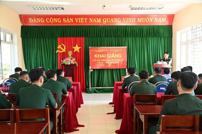 Đại tá Đặng Ngọc Hiệu - Bí thư Đảng ủy, Chính ủy Bộ đội Biên phòng TP. Huế phát biểu tại buổi khai giảng. Ảnh: V.T