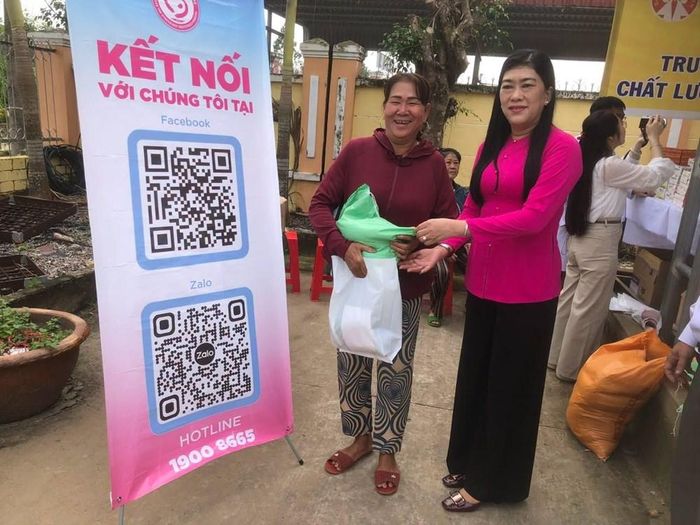 Hội Liên hiệp Phụ nữ TP. Cần Thơ tặng quà động viên chị em nỗ lực vươn lên trong cuộc sống. Ảnh: Mỹ Tú