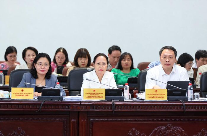 Bộ trưởng Lâm Thị Phương Thanh, Thứ trưởng Nguyễn Huy Dũng, Thứ trưởng Trịnh Thị Thủy và các đại biểu dự phiên họp