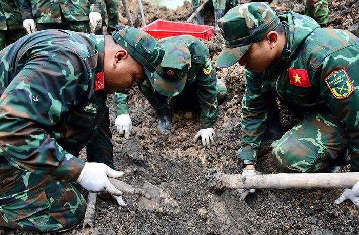 Hình ảnh lực lượng làm nhiệm vụ chạy đua với thời gian, sớm đón các Anh hùng liệt sĩ trở về với quê hương và gia đình