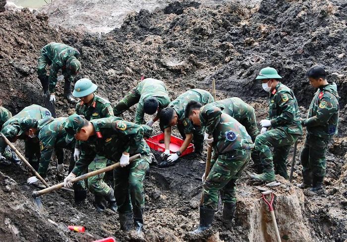 Ngày 3.10, lực lượng làm nhiệm vụ tiếp tục mở rộng phạm vi tìm kiếm tại khu B Công viên Lê Thị Riêng