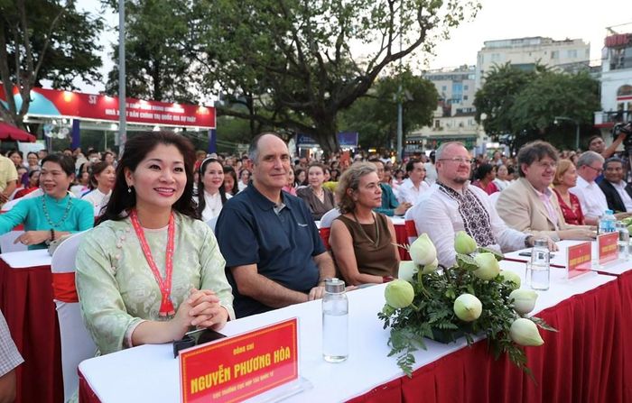 Thứ trưởng Bộ VHTTDL Tạ Quang Đông cùng các đại biểu dự chương trình