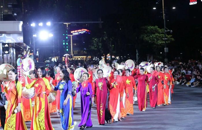 Diễu hành áo dài