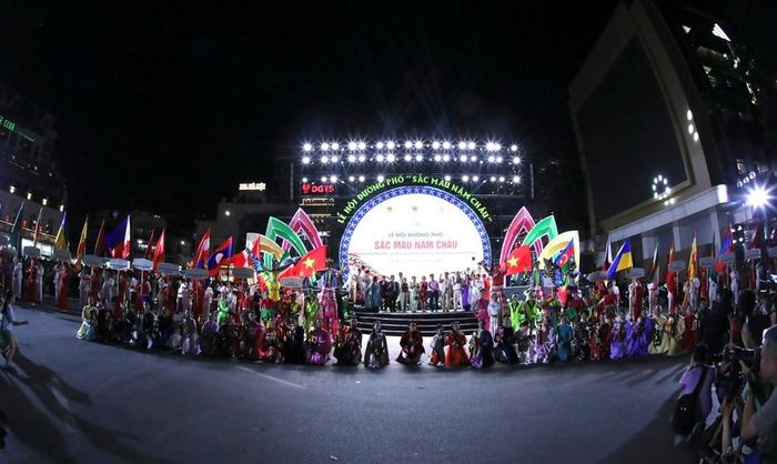 Lễ hội mở ra không gian đa sắc màu văn hóa