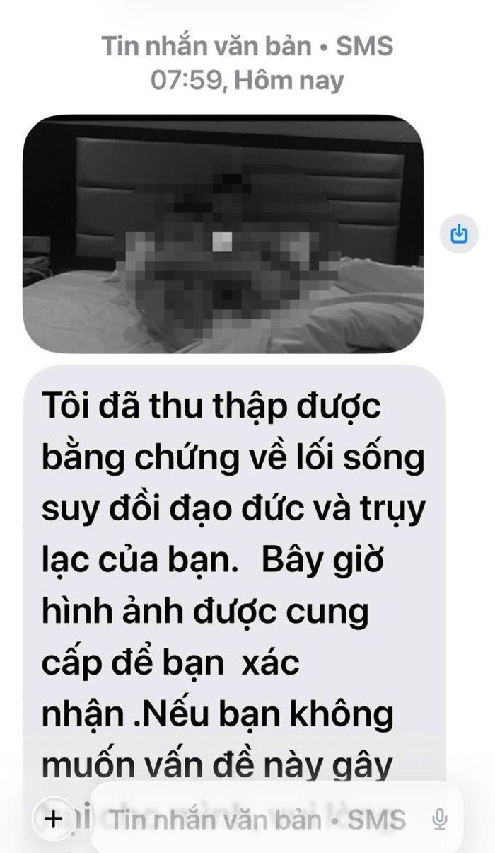 Tin nhắn kèm hình ảnh, video cắt ghép được các đối tượng gửi cho nạn nhân. Ảnh: Công an Thanh Hoá