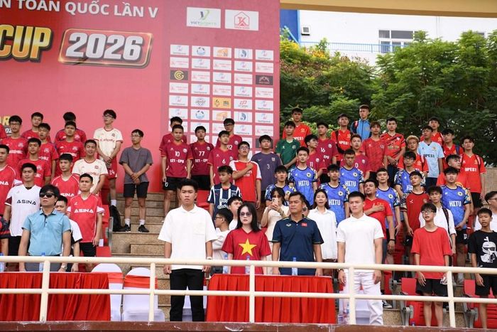 Đông đảo cầu thủ và cổ động viên dự Lễ khai mạc