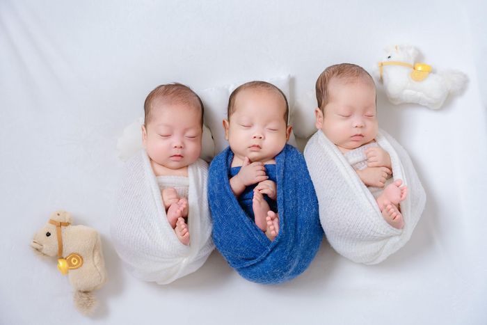 36 giờ sinh trì hoãn. 90 ngày được chăm sóc. 3 em bé khỏe mạnh.