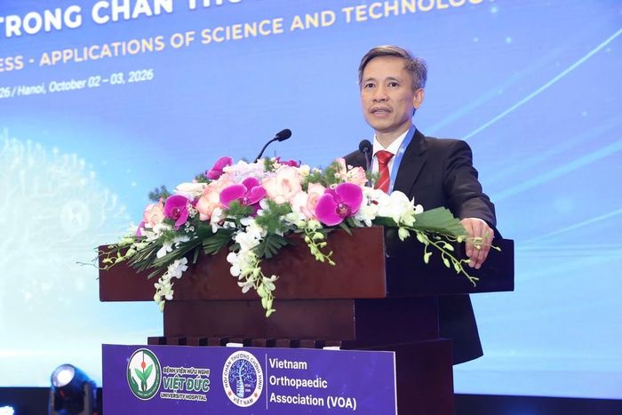 PGS.TS.BS Nguyễn Mạnh Khánh – Phó Giám đốc Bệnh viện Hữu nghị Việt Đức, Chủ tịch Hội Chấn thương Chỉnh hình Việt Nam (VOA) phát biểu tại hội nghị. Ảnh: BTC