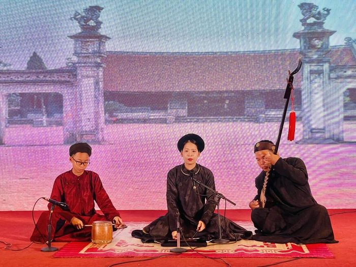 Các thí sinh biểu diễn ca trù tại không gian Bảo tàng Hà Nội Ảnh: Tuyết Mai - TTXVN