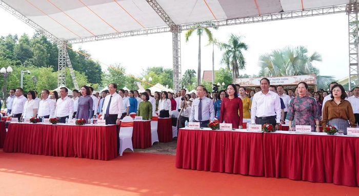 Đại biểu dự buổi lễ thực hiện nghi thức Chào cờ