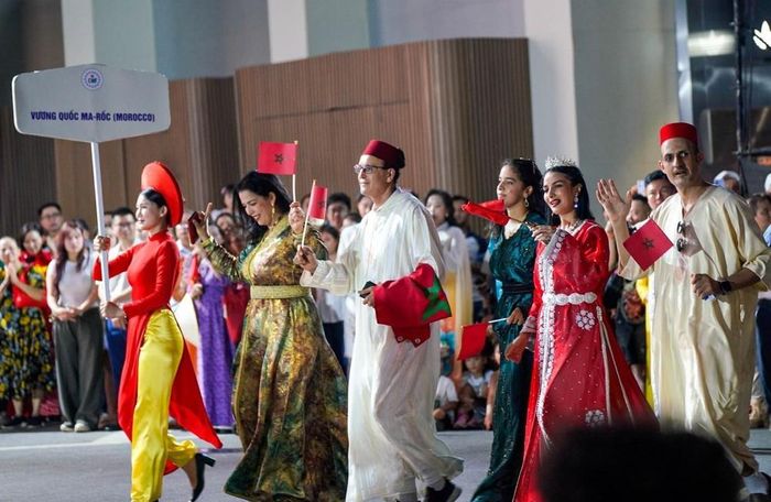 Trang phục truyền thống của các quốc gia cùng xuất hiện, tạo nên không gian giao lưu văn hóa nhiều màu sắc giữa lòng Hà Nội.