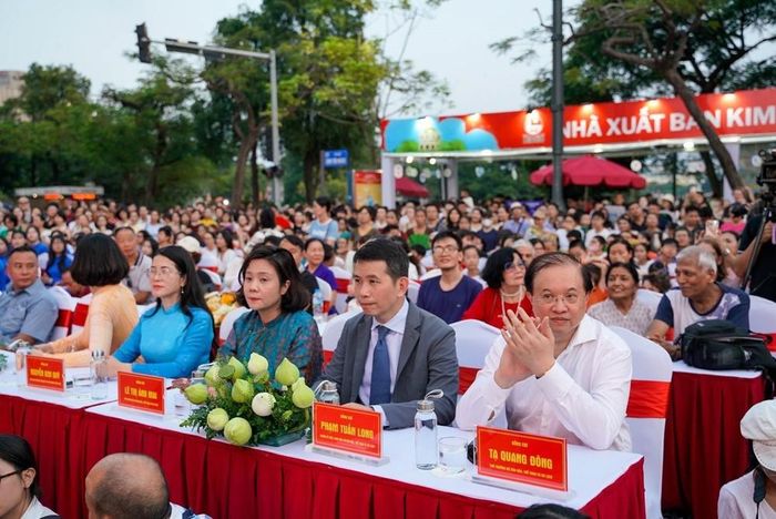 Các đại biểu tại chương trình Lễ hội đường phố “Sắc màu năm châu”.