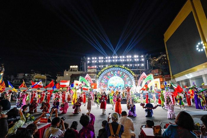 Từ âm nhạc, múa đến trang phục truyền thống, lễ hội trở thành điểm gặp gỡ của các nền văn hóa, cùng lan tỏa thông điệp về tình hữu nghị, hòa bình và phát triển bền vững